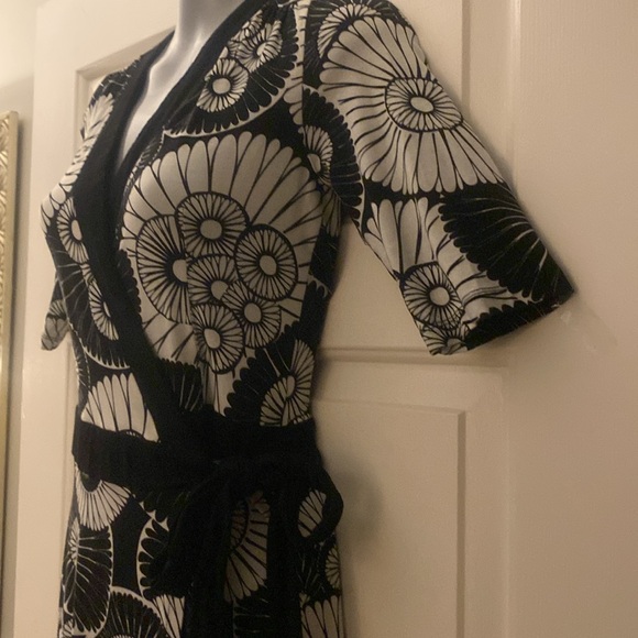 Black and white floral wrap dress - Picture 3 of 8